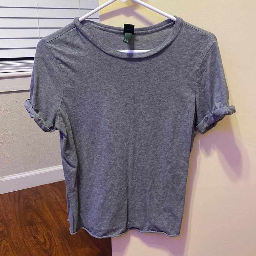 grey top